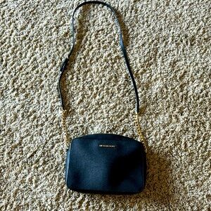 Beautiful crossbody or shoulder purse!